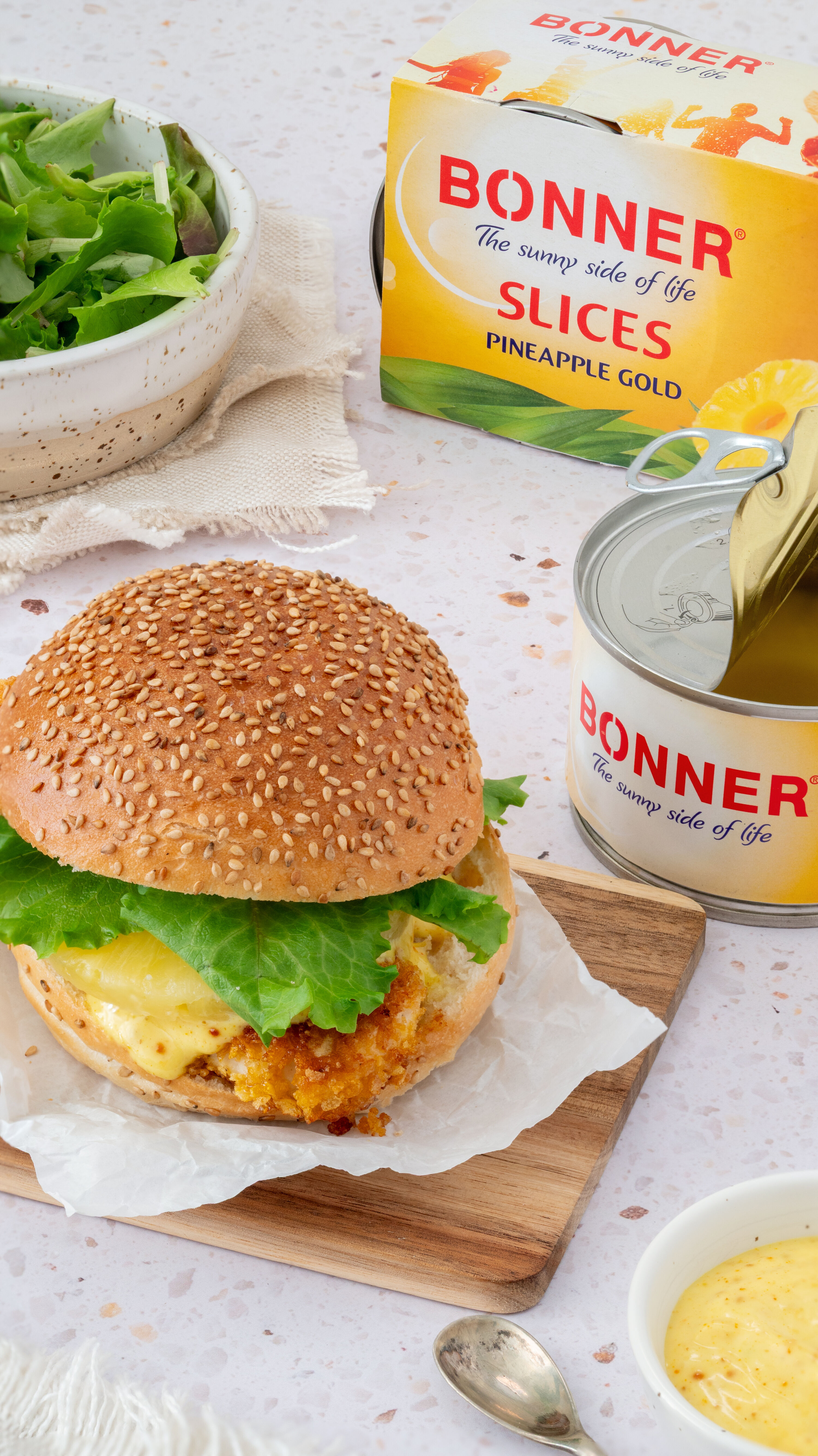 Crispy Kipburger met ananas en curry mayonaise  