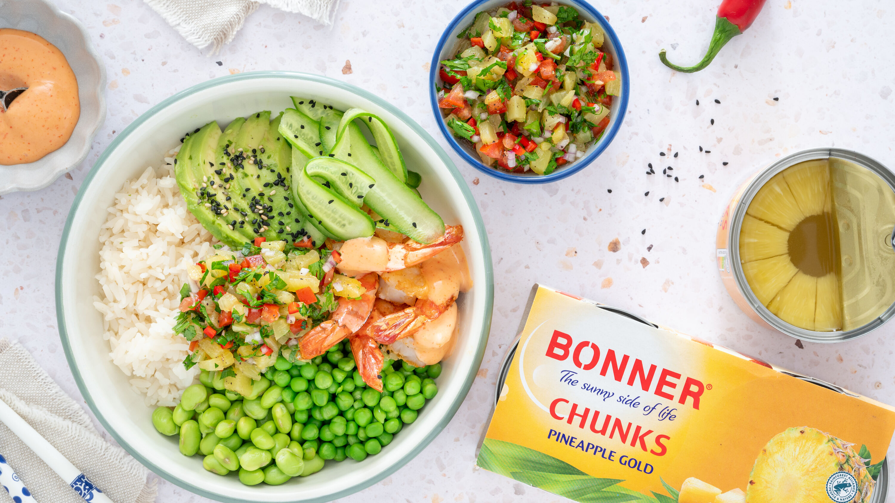 Pokebowl met scampi en ananassalsa